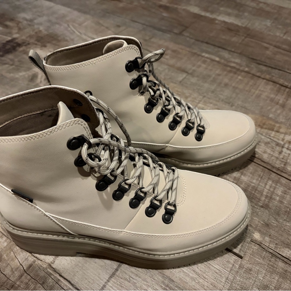 Like new TEVA Midform boot